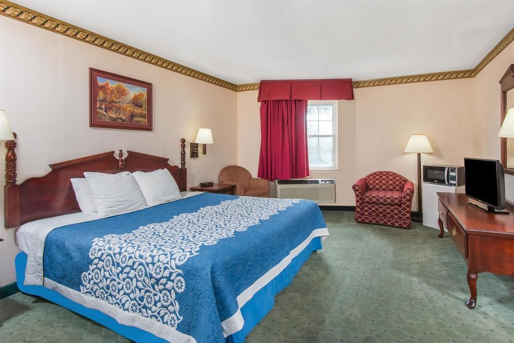 Greenwoods Inn & Suites - photo 9