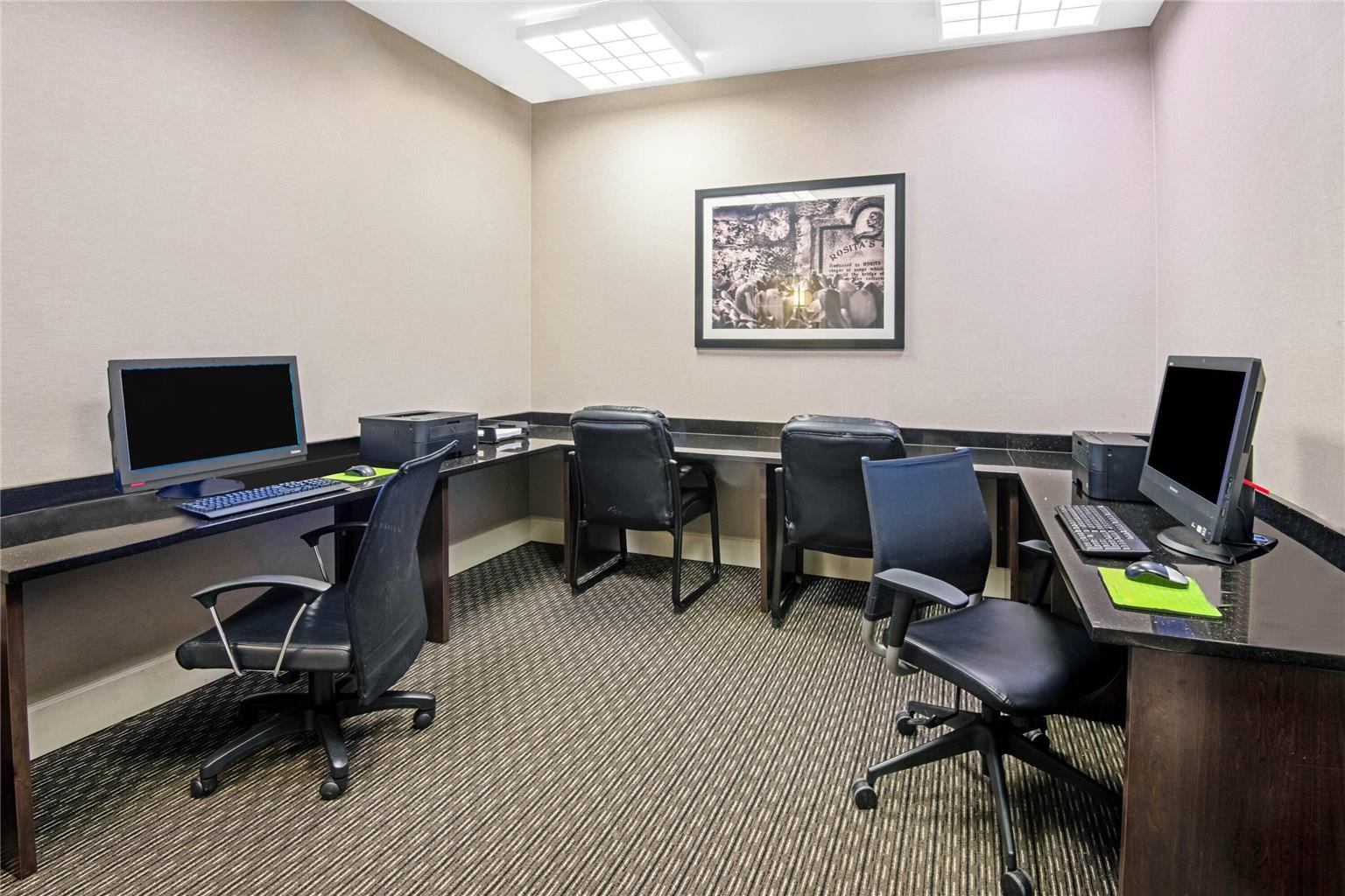 La Quinta Inn & Suites by Wyndham San Antonio Airport - photo 42