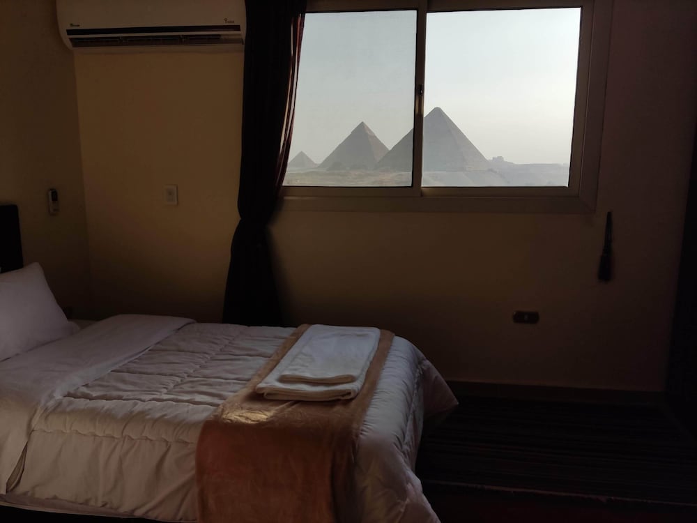 Oscar pyramids view — Giza — photo 4