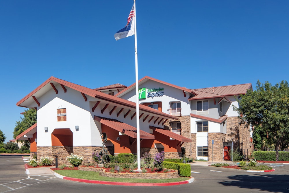 Holiday Inn Express & Suites Turlock Highway 99 - photo 18