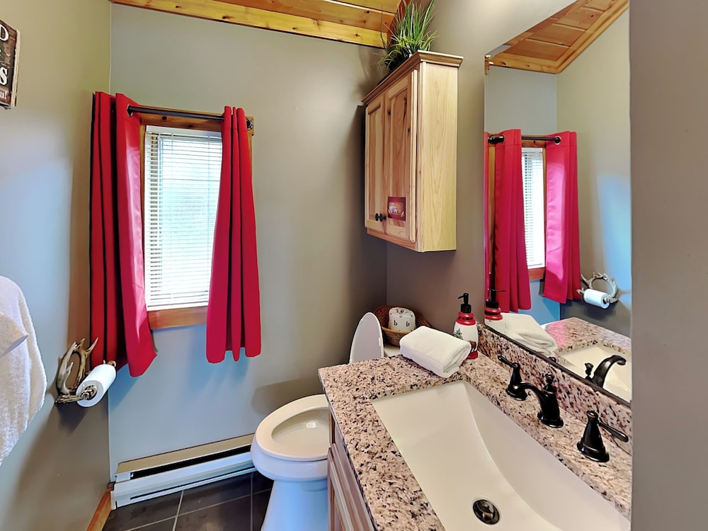 Our Happy Place - carbon neutral hotel in Mchenry