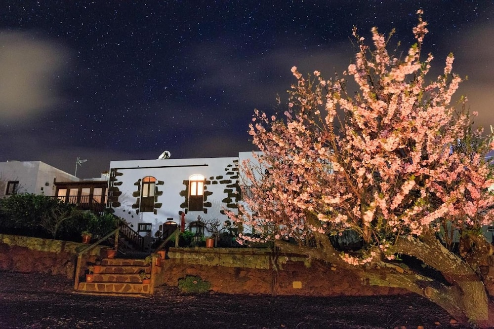 Las Casas del Abuelito Julián & la Abuela Leonor — 4-Star Luxury Hotel in Valverde, Spain