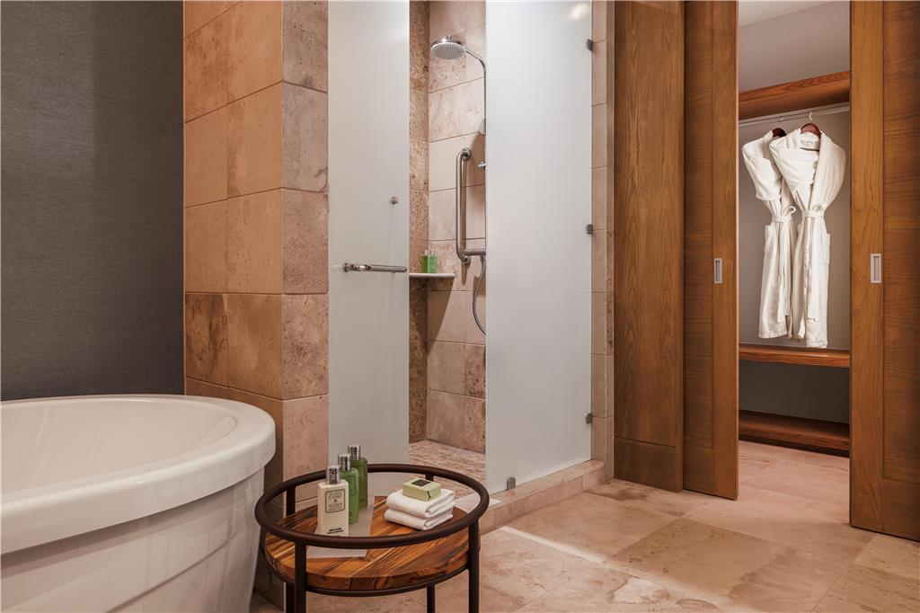 BON Park Hotel BedSuite Bathroom Closet