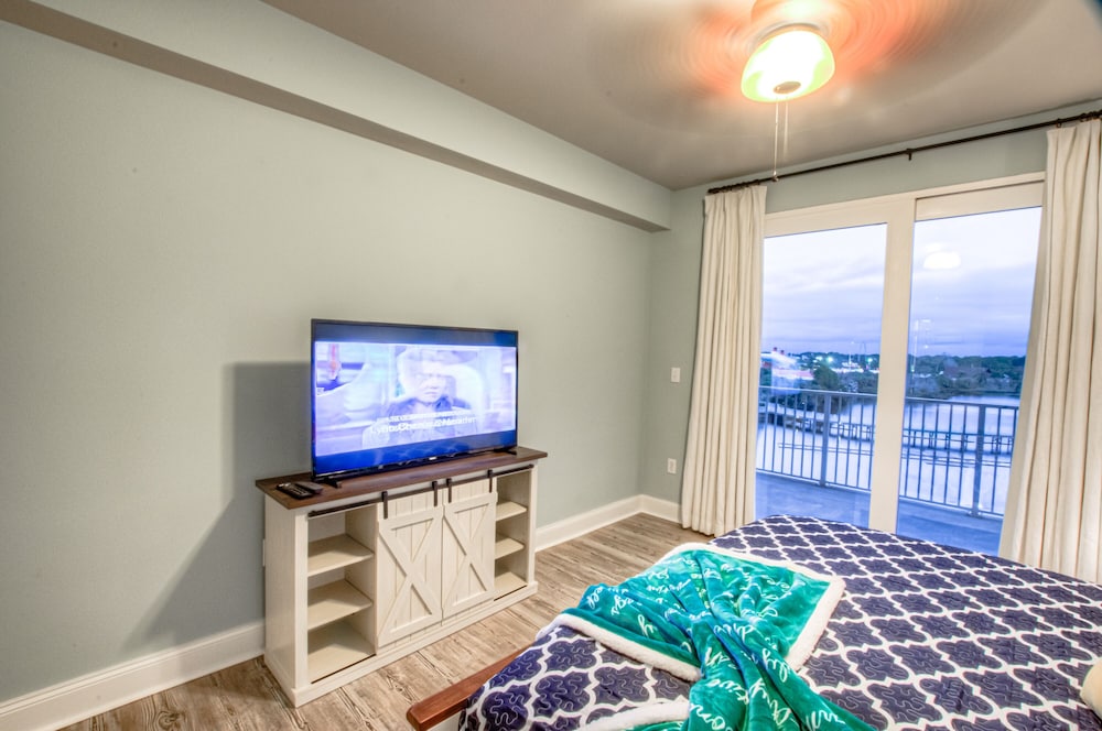 Laketown Wharf Resort by Aneliya's Rentals - photo 222