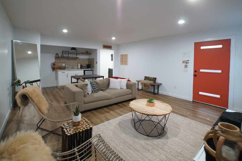 Cozy Knight Cabin AC Walk to Lake and Village — 4-Star Luxury Hotel in Big Bear Lake, United States