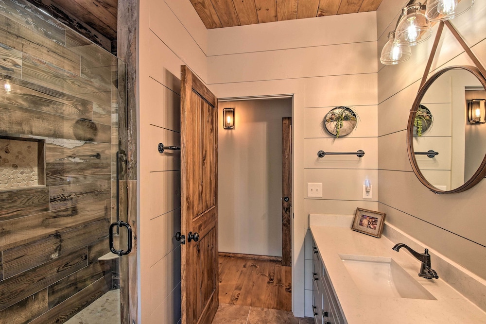 Cork and Creek Cottage with Mtn and Pasture Views — 4-Star Luxury Hotel in Ellijay, United States
