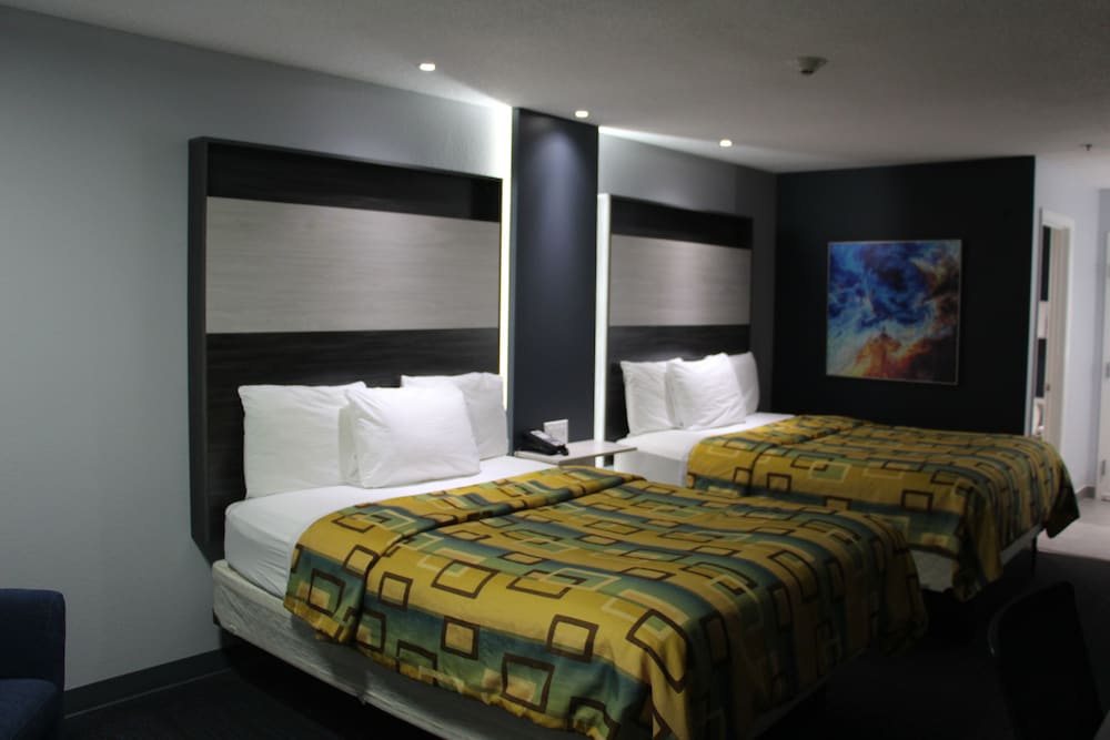 Douglas Inn And Suites - photo 9