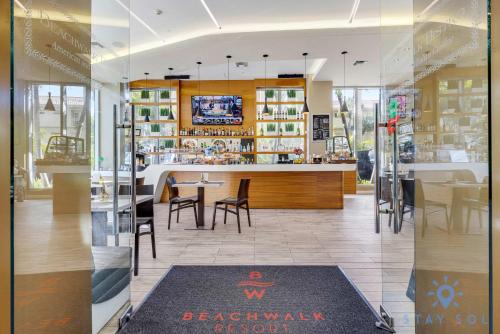 Amazing Pool Balcony Gym Near Beach — 4-Star Luxury Hotel in Hallandale Beach, United States