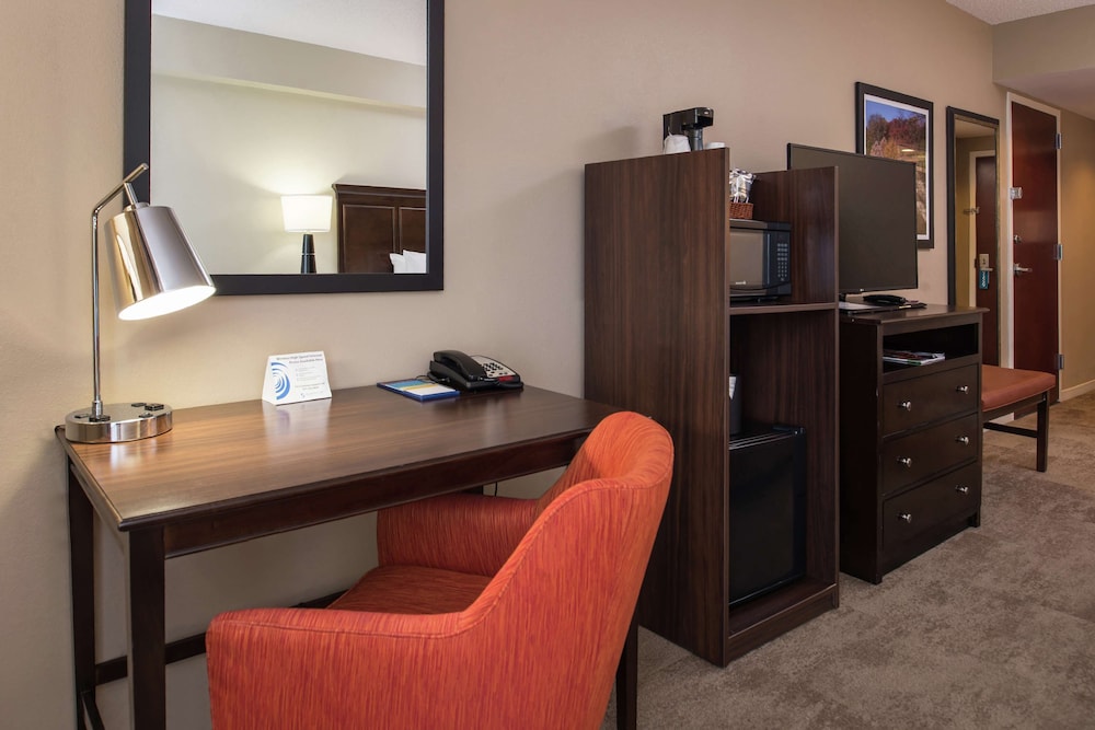 Hampton Inn & Suites Charlotte Arrowood Rd. - photo 27