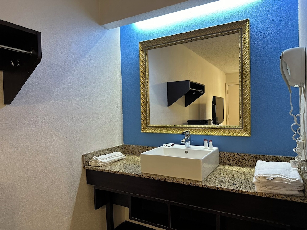 Red Roof Inn Flint Bishop Airport - photo 6