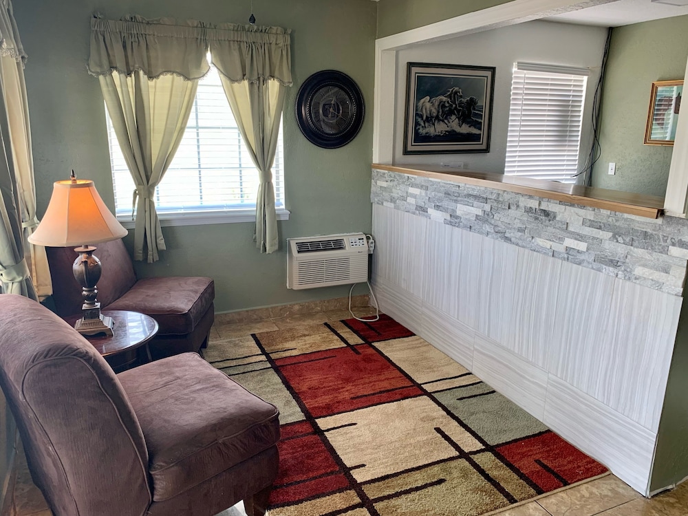 HiWay Inn Express of Elk City - photo 3