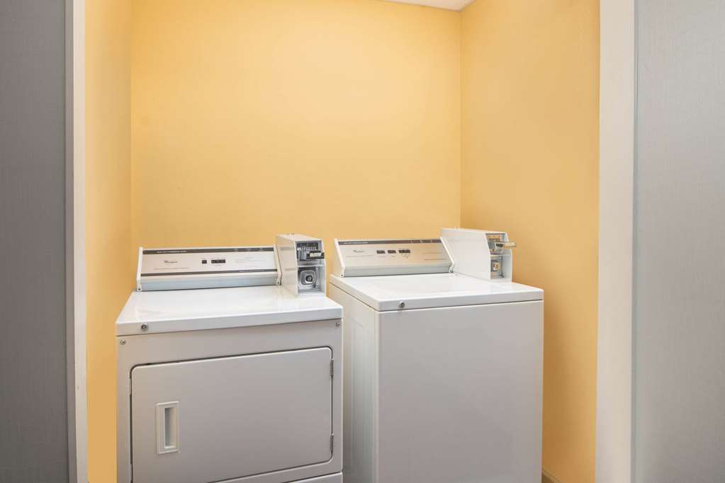 La Quinta Inn & Suites by Wyndham Atlanta Airport South - photo 28