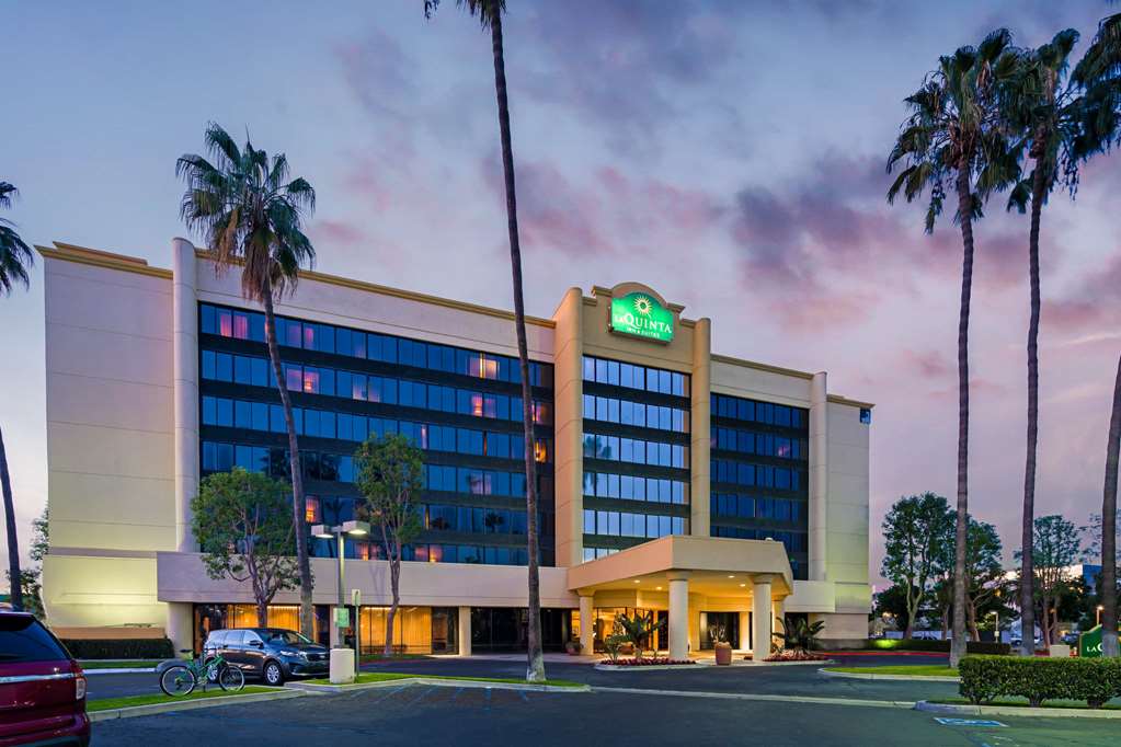 La Quinta Inn & Suites by Wyndham Buena Park - photo 4