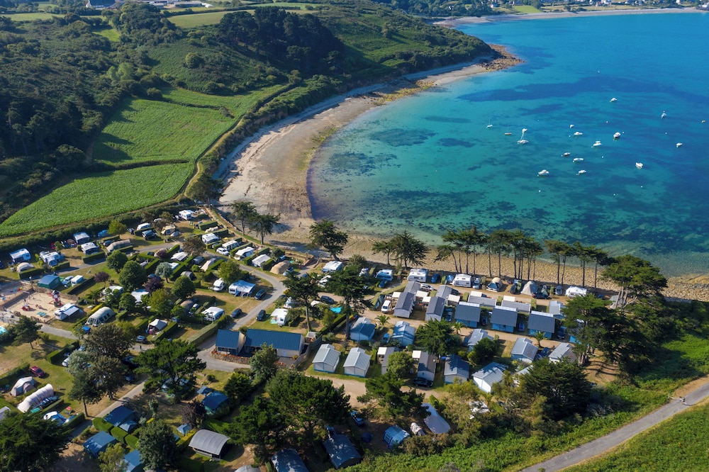 Camping RCN Port l'Epine — 4-Star Luxury Hotel in Trelevern, France