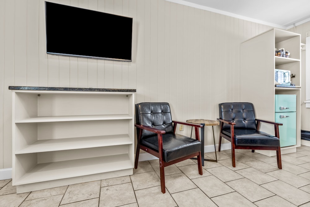 Dolphin Oceanfront Motel - photo 16