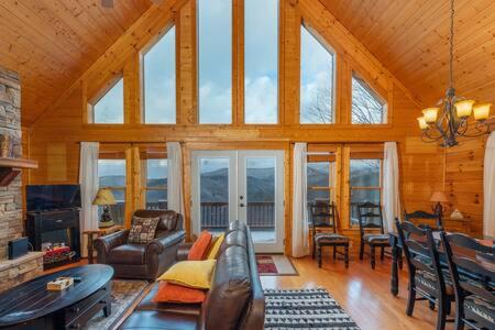 Views on 2 Decks Pool Table Hot Tub Near Asheville — 4-Star Luxury Hotel in Mars Hill, United States