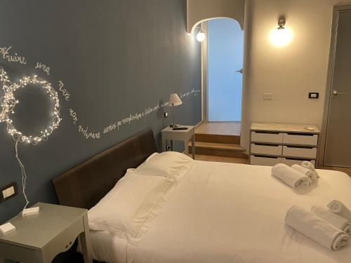 Elegante Camera Matrimoniale Con Balcone a 500 Mt Dal Mare — Carrara — photo 4