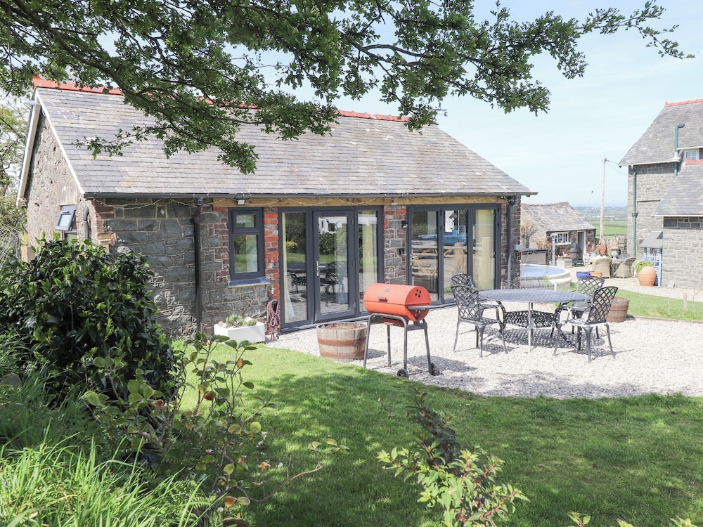 Ael Y Bryn — Pwllheli