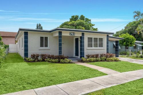Riviera Beach Gem - carbon neutral hotel in Riviera Beach