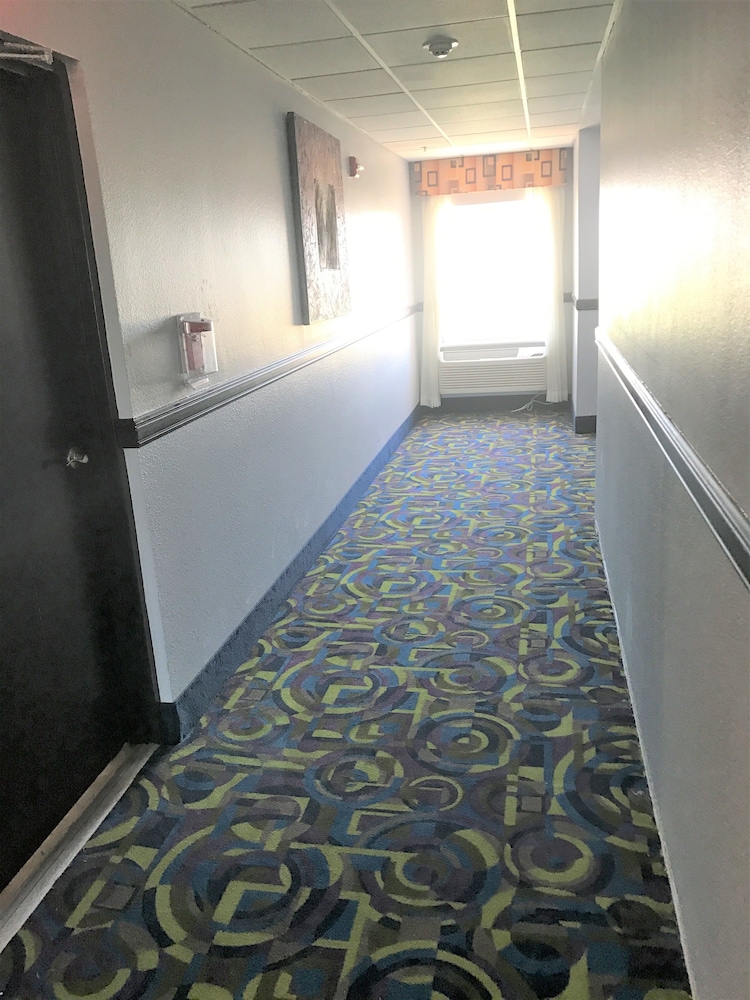 Blue Bay Inn & Suites - photo 77