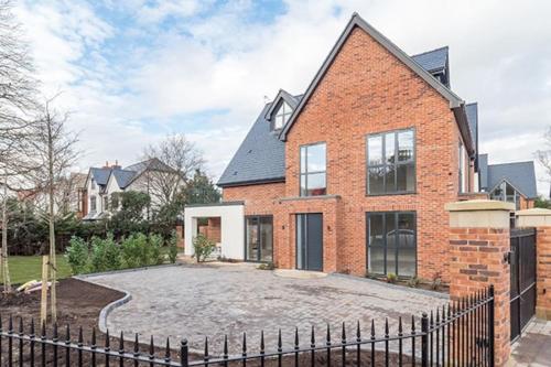 Luxury 4 bed home with club room — 4-Star Luxury Hotel in Wilmslow, United Kingdom