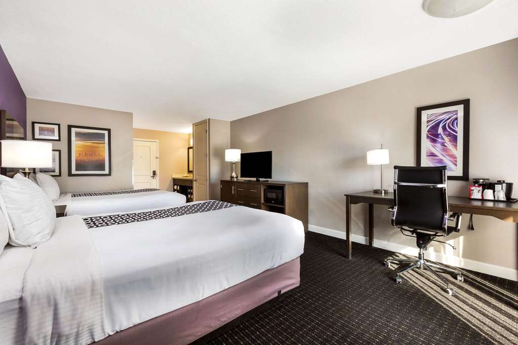 La Quinta Inn & Suites by Wyndham Pomona - photo 14