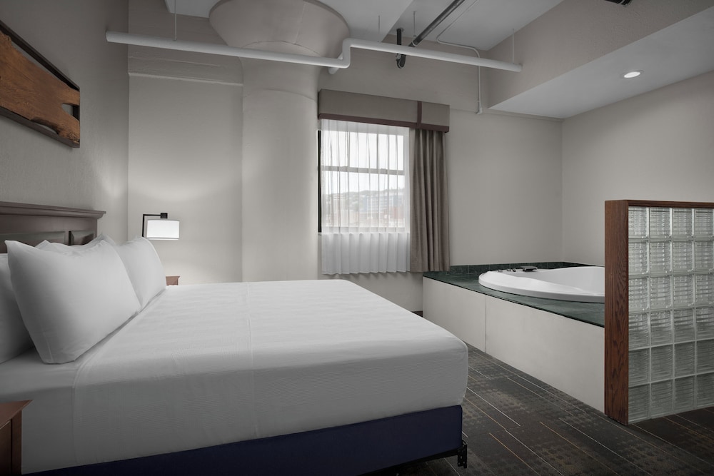 The Suites Hotel at Waterfront Plaza - photo 28