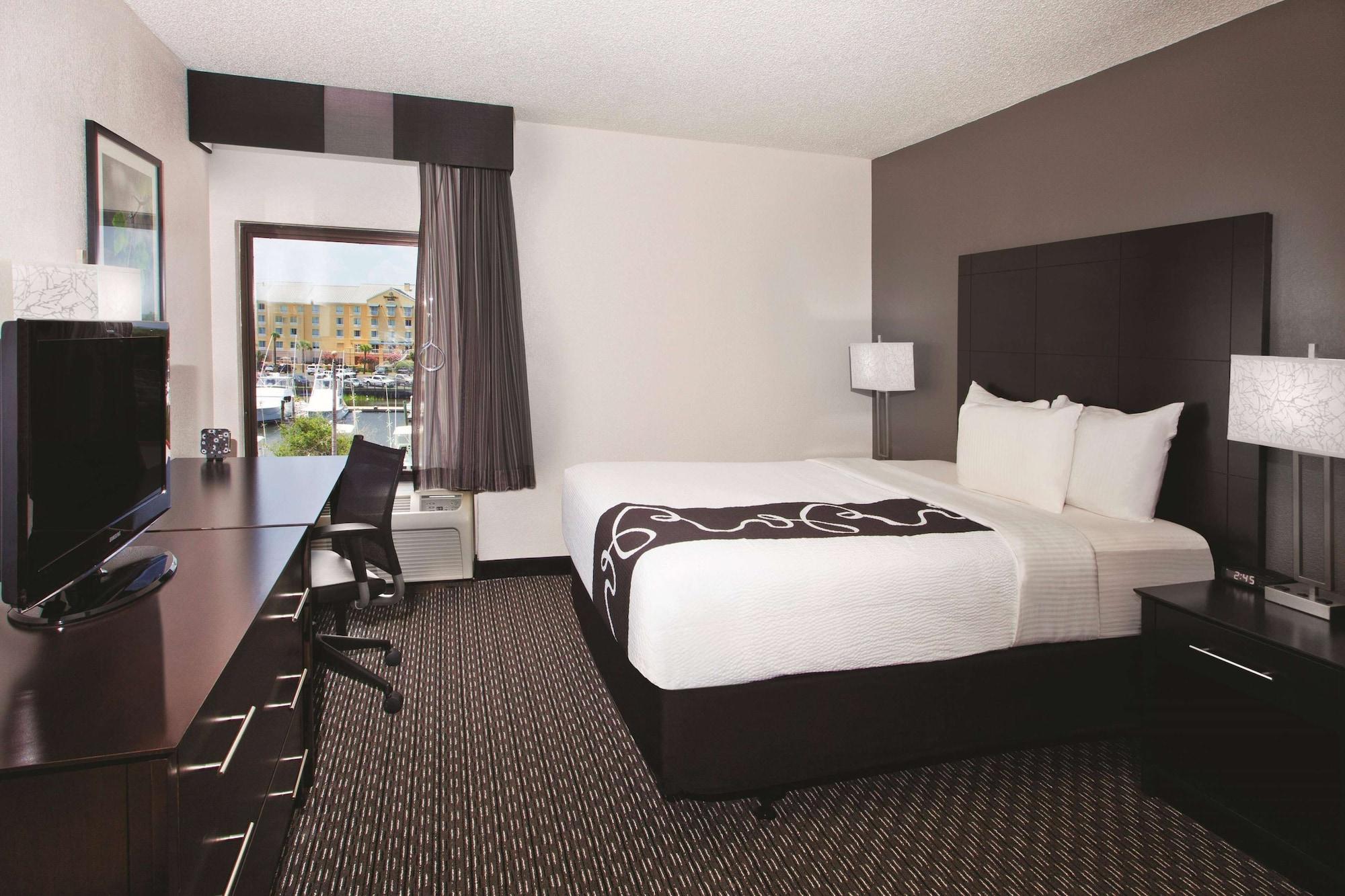 La Quinta Inn & Suites by Wyndham Charleston Riverview - photo 11
