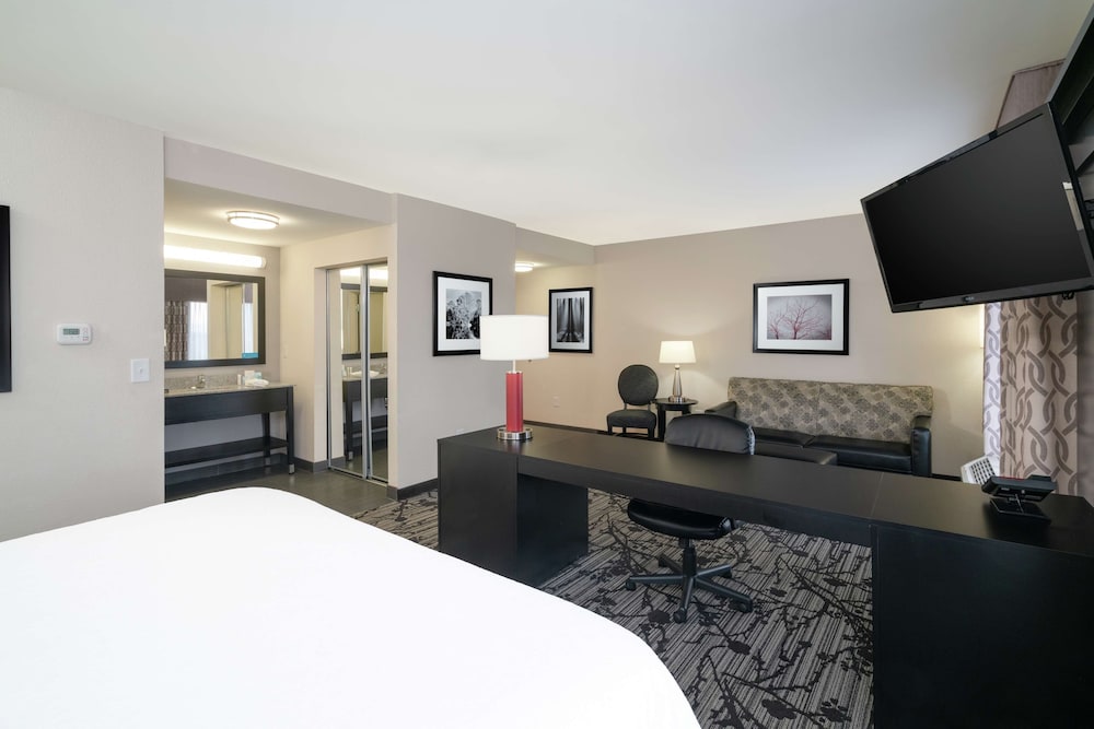 Hampton Inn & Suites Roanoke Airport - photo 18
