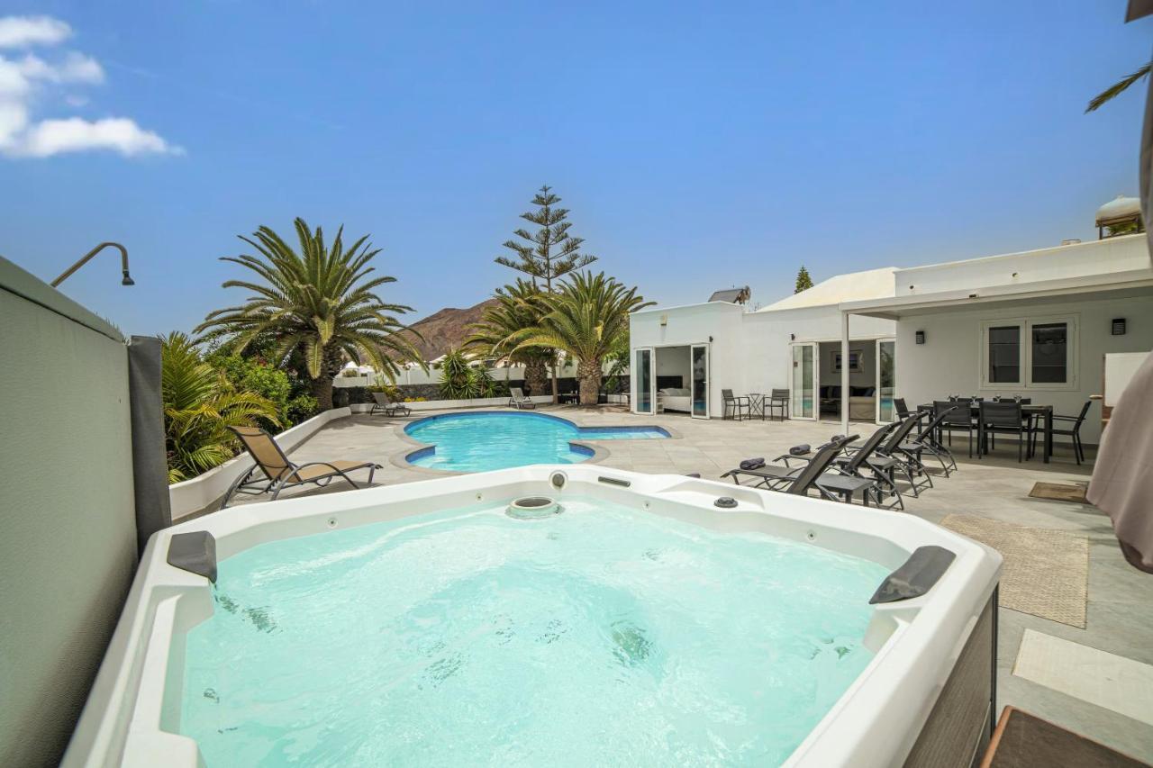 Dazzling Playa Blanca Villa 4 Bedrooms Villa Nagini Sun Terrace Hot Tub — 4-Star Luxury Hotel in Playa Blanca, Spain