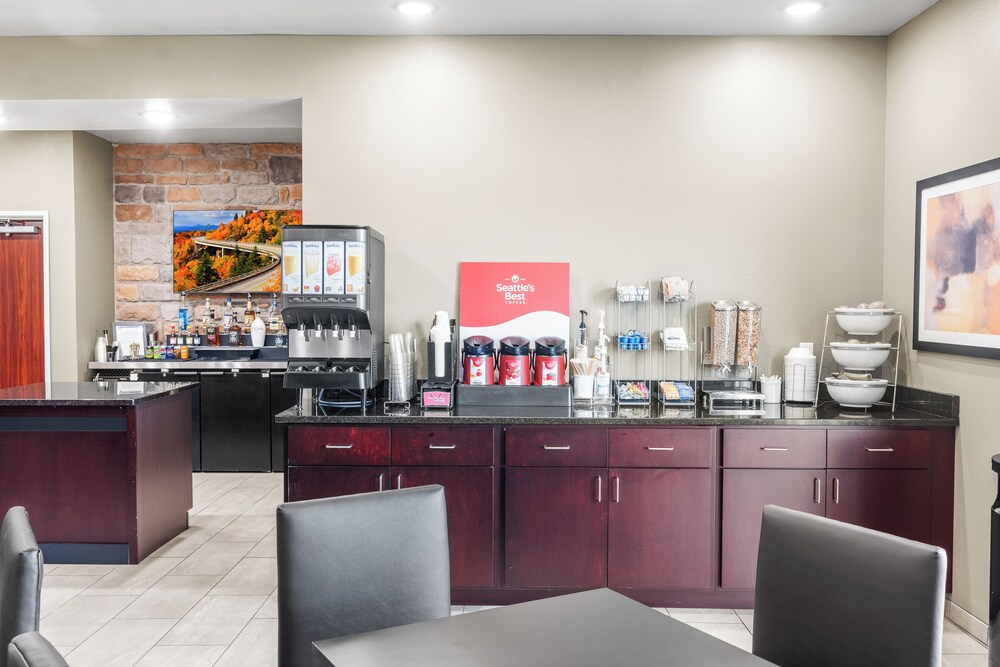 Cobblestone Hotel & Suites Denmark Green Bay - photo 40