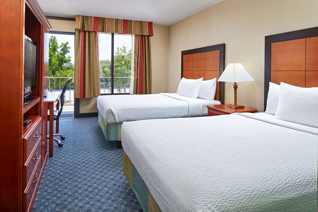 La Quinta Inn & Suites by Wyndham Thousand Oaks Newbury Park - photo 16