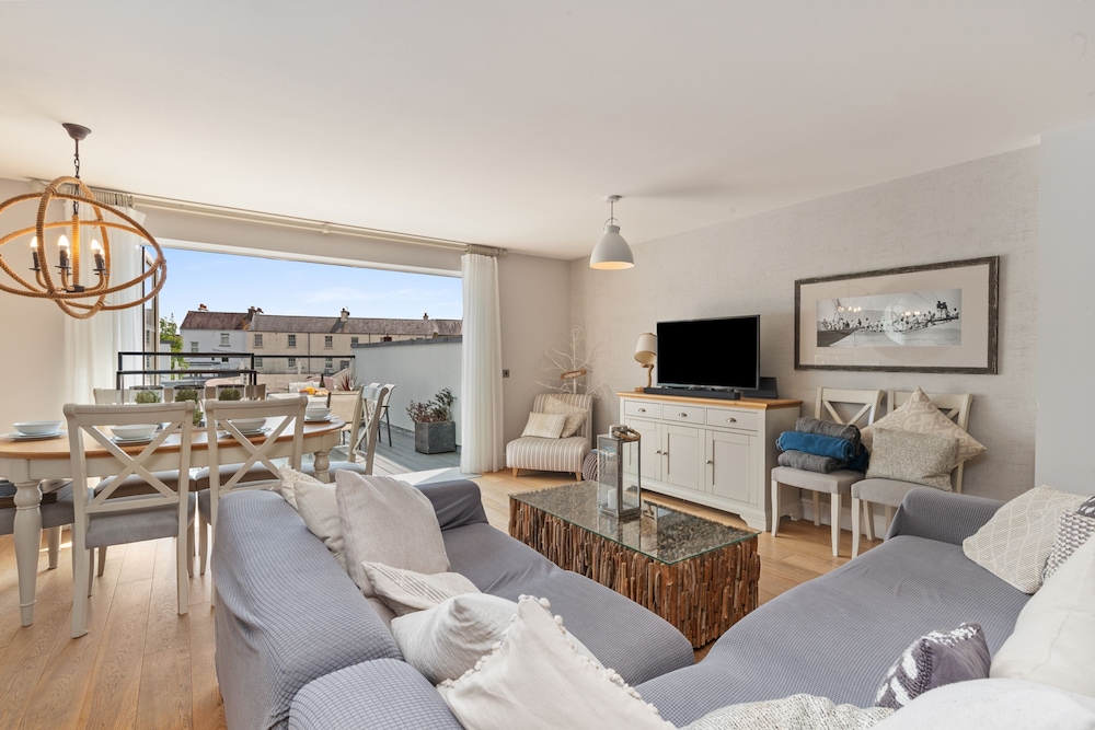 Ger Y Mor Village Centre With Parking in Saundersfoot, United Kingdom