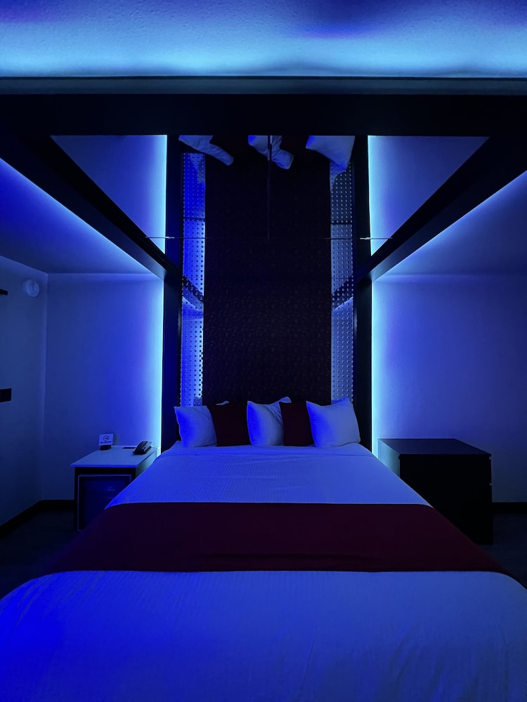 Imperial Suites Adults Only - photo 25