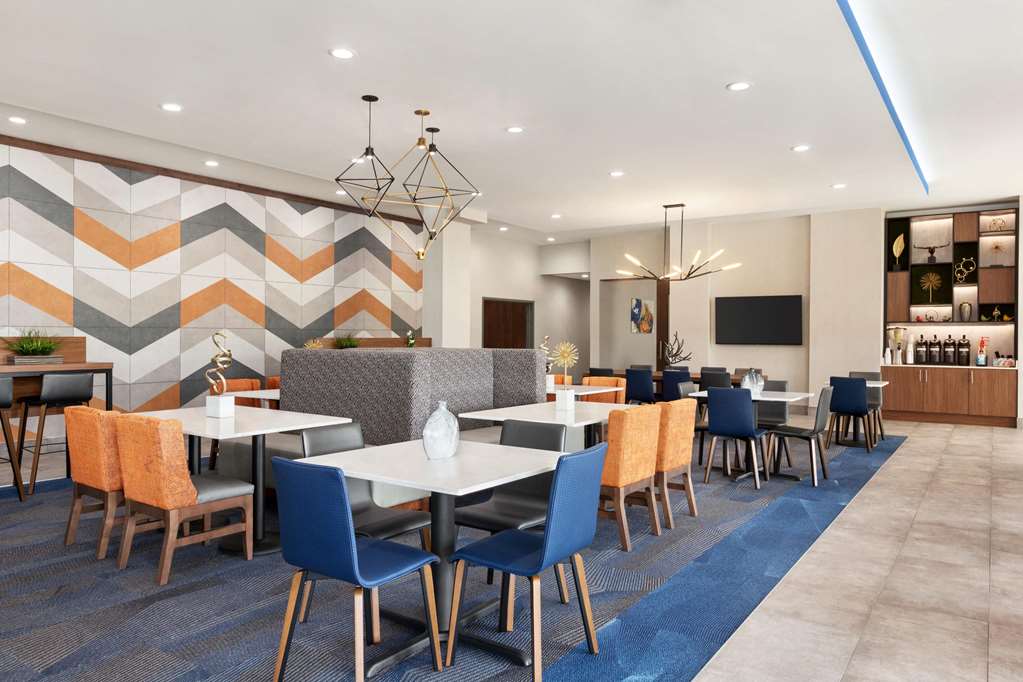 La Quinta Inn & Suites by Wyndham Brunswick Golden Isles - photo 22