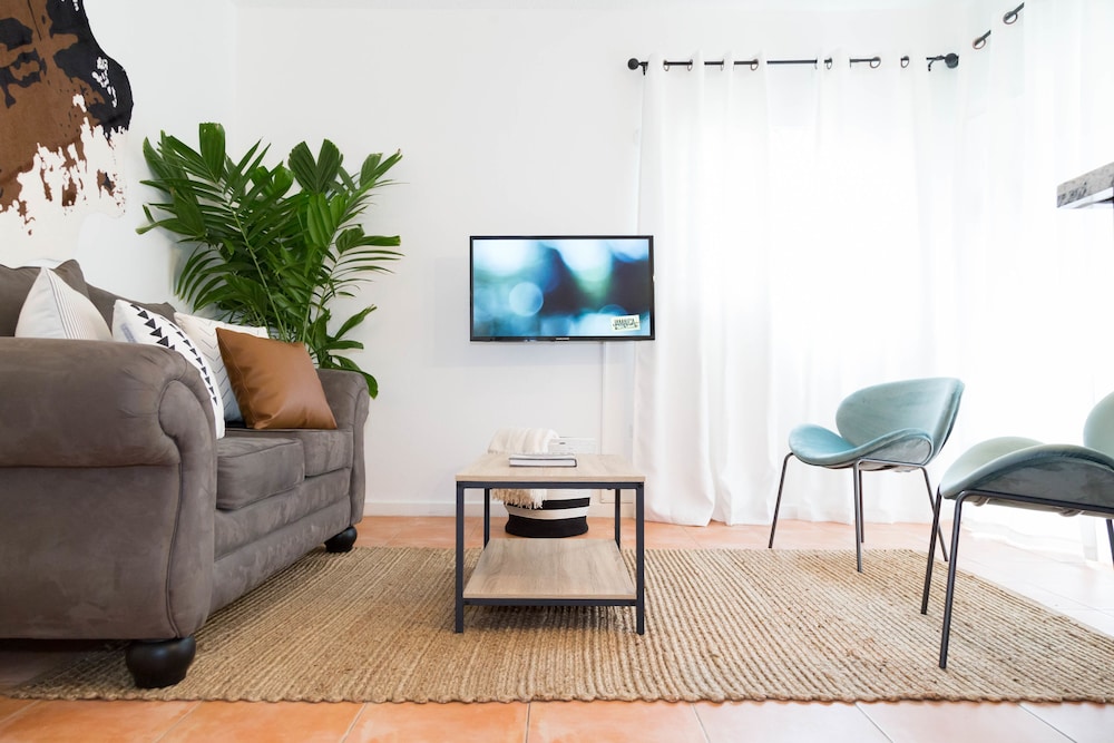 Renovated Apt.Walk to Marley Museum — 4-Star Luxury Hotel in Kingston, Jamaica