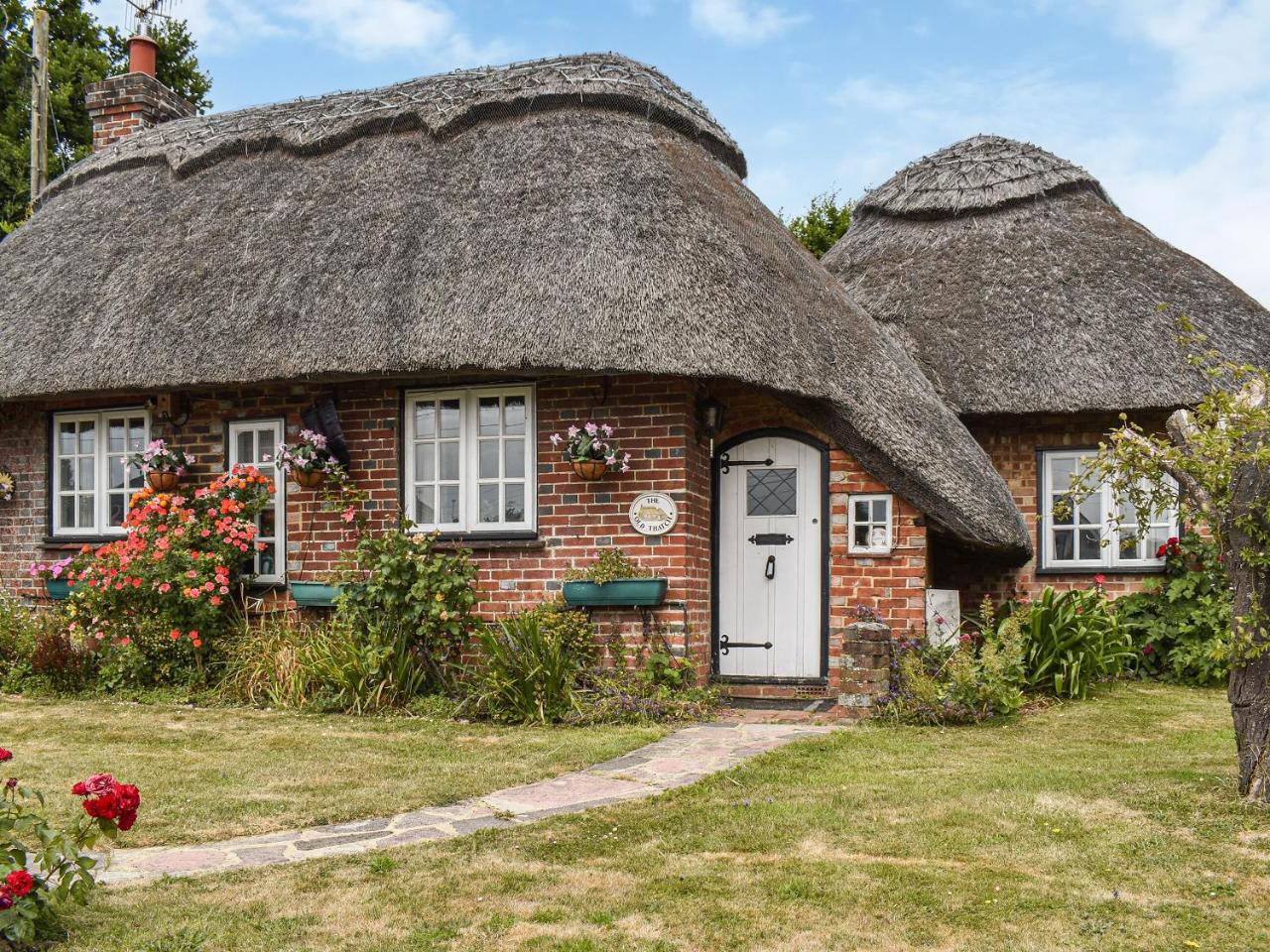 The Old Thatch - carbon neutral hotel in Hailsham