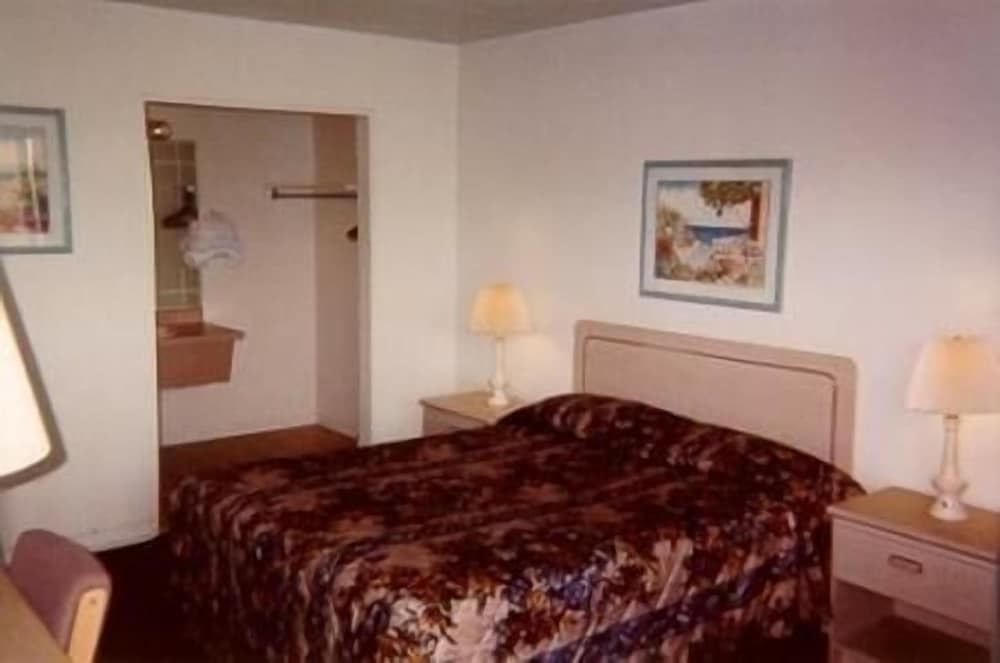 Americas Inn - photo 15