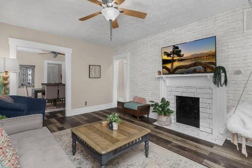 Chic 2BR near DT 8 min walk to Park&Conservatory in Columbus, United States