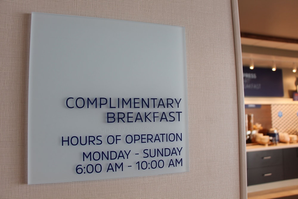 Holiday Inn Express & Suites Phoenix Airport North by IHG - photo 110