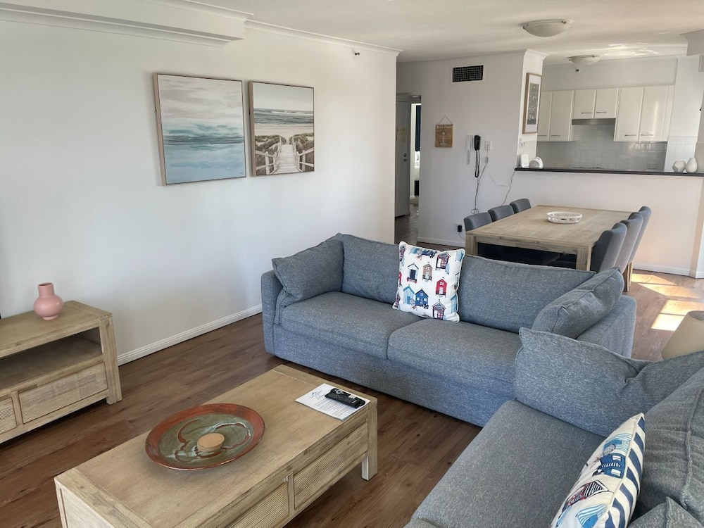 Crest Apartments — 4-Star Luxury Hotel in Main Beach, Australia