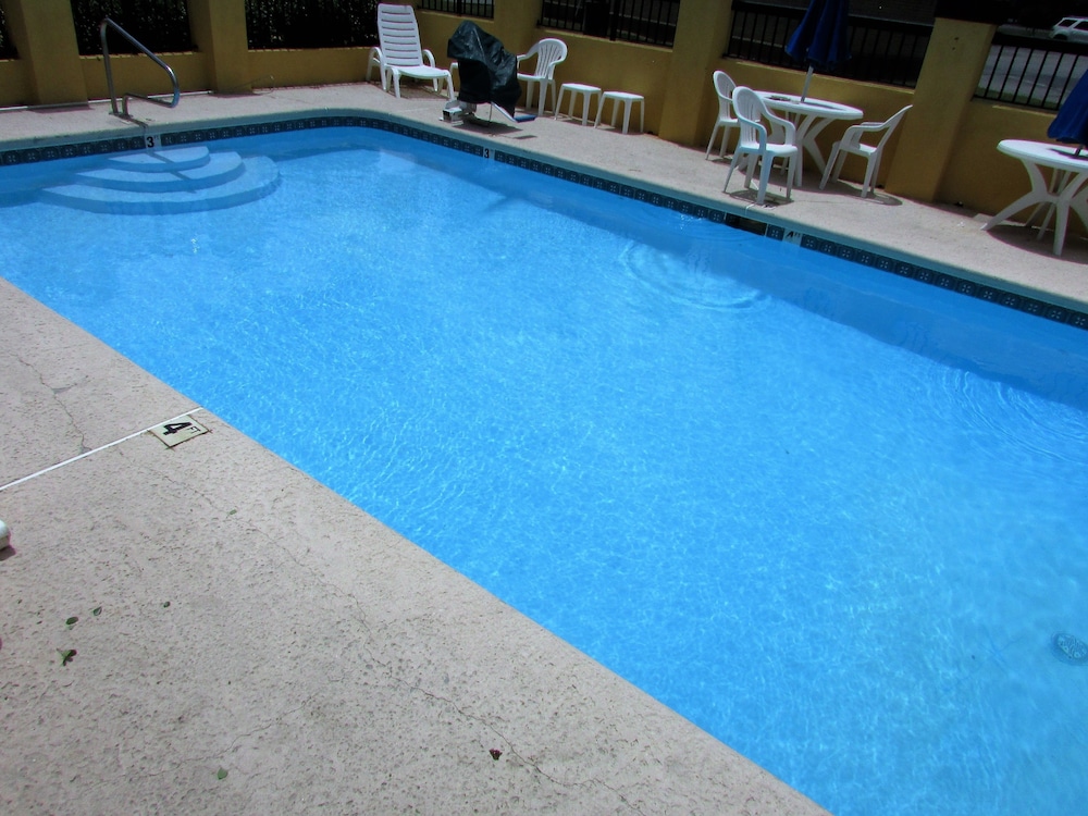 Days Inn & Suites by Wyndham Fort Valley - photo 23