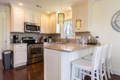 Southern Charm by Oak Island Accommodations - photo 3