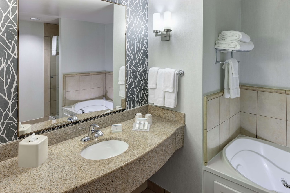 Hilton Garden Inn Lake Forest Mettawa - photo 28