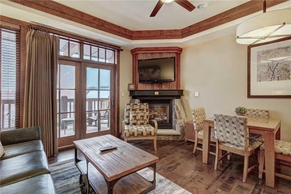 Luxury 1 Bedroom Ski in Ski out One Ski Hill Residence Located at the Base of Peak 8 with Bowling Alley Onsite — 4-Star Luxury Hotel in Breckenridge, United States