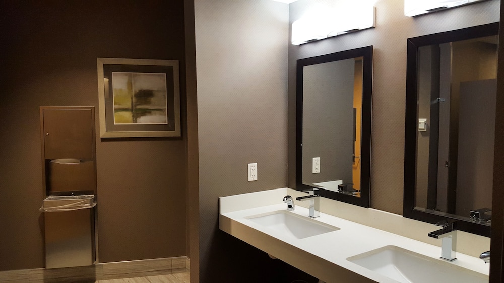 Hampton Inn & Suites Boston Crosstown Center - photo 2