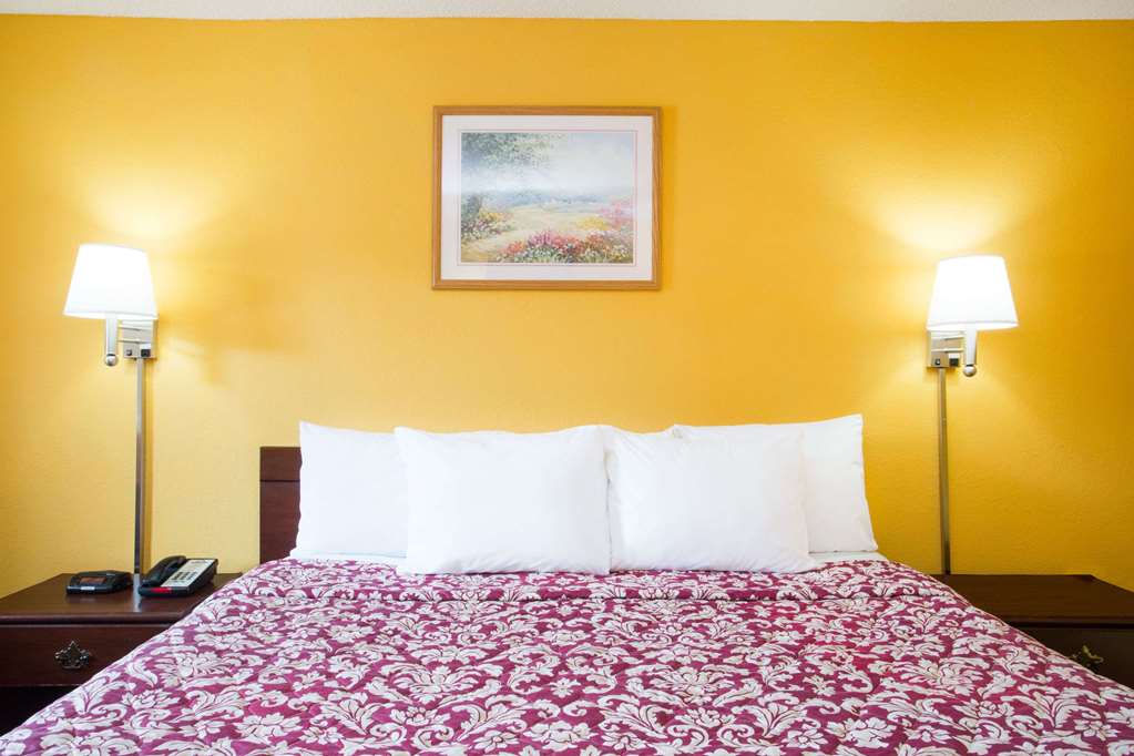 Days Inn by Wyndham Camilla - photo 9