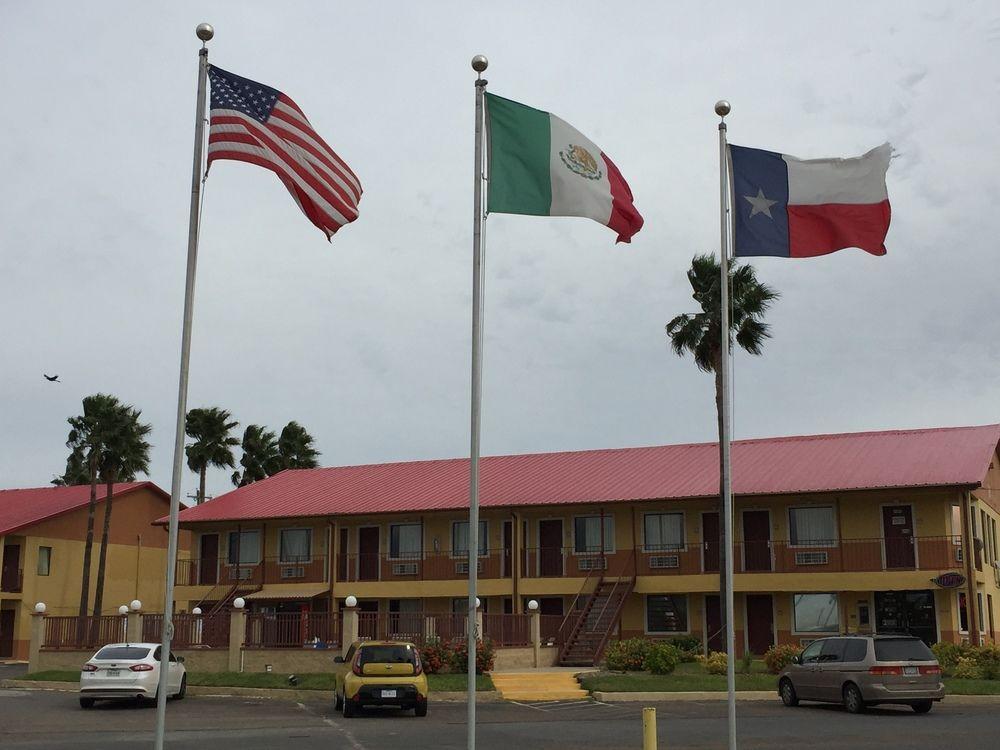 Deluxe Inn Airport - featured photo