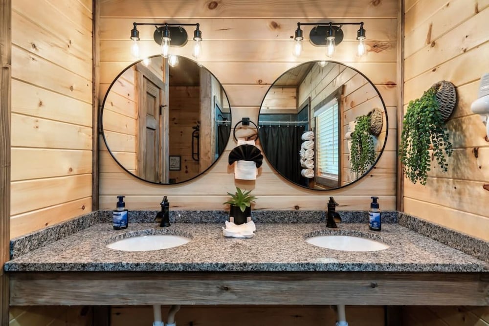 Tranquil Mountain Getaway By Ghosal Luxury Lodging - photo 31