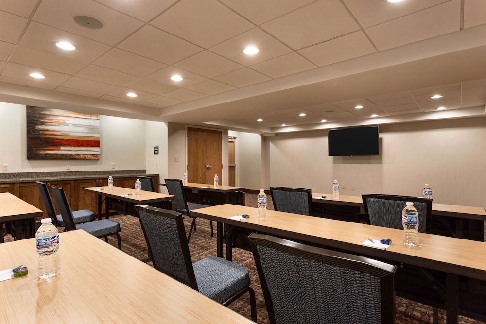 Hampton Inn & Suites Clayton St. Louis Galleria Area - photo 39